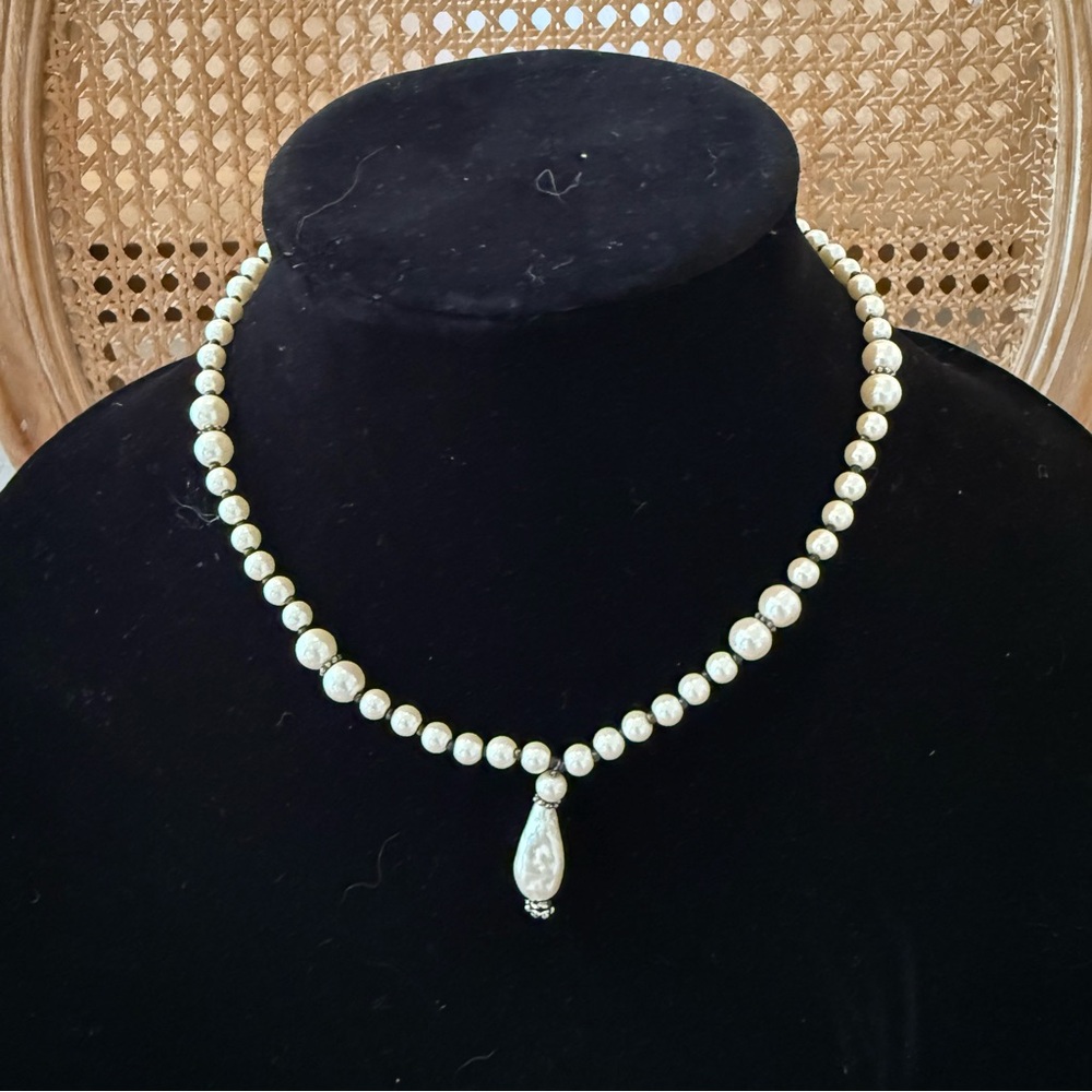 Elegant Pearl Pendant Necklace